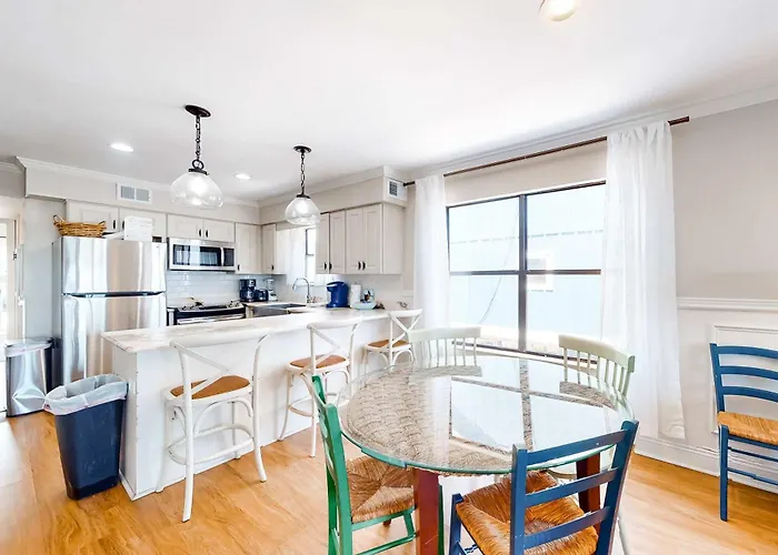 Gulf-front W Balcony Views Wifi Ac & Shared Gulf-facing Pool *