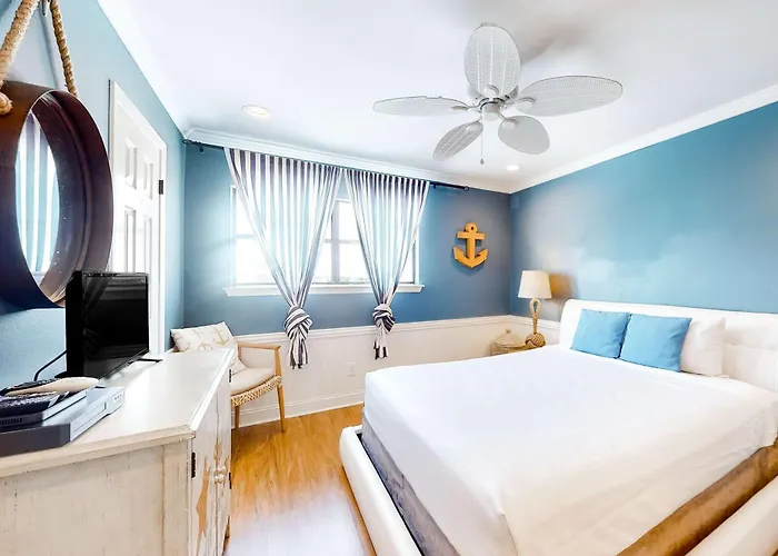 Gulf-front W Balcony Views Wifi Ac & Shared Gulf-facing Pool *